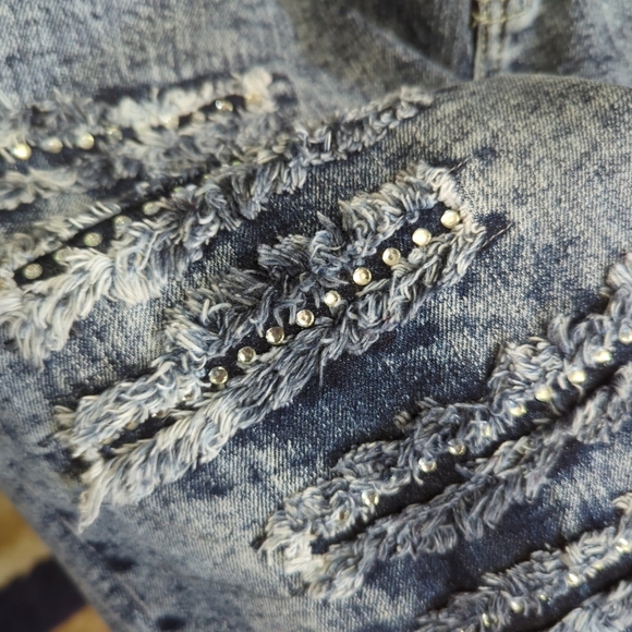 Shorts Distressed Denim W/Rhinestones Women's size 11 Blue Low Rise NWT - Picture 3 of 16